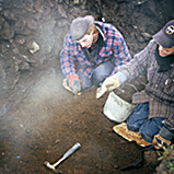 deux archéologues effectuant des découvertes sur le site du cimetière Côte des Neiges